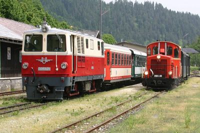 Der Sonderzug mit 2091.09 ist in Lunz angekommen, 2095.05 steht bereits zur  Abfahrt bereit.

Zeit genug für die Fotografen diese Miniparade zu nützen.
Schlüsselwörter: 2091 , 09 , 2095 , 05 ,