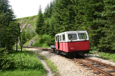 Am 21.06.2006 fanden im Bereich Pfaffenschlag - Holzapfel einige Vorarbeiten für den bevorstehenden Schwellentausch statt. 

Am 27.06.2006 werden hier dann abschnittsweise Stahlschwellen eingebaut.
Schlüsselwörter: Draisine