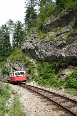 Am 21.06.2006 fanden im Bereich Pfaffenschlag - Holzapfel einige Vorarbeiten für den bevorstehenden Schwellentausch statt.

Am 27.06.2006 werden hier dann abschnittsweise Stahlschwellen eingebaut.
Schlüsselwörter: Draisine