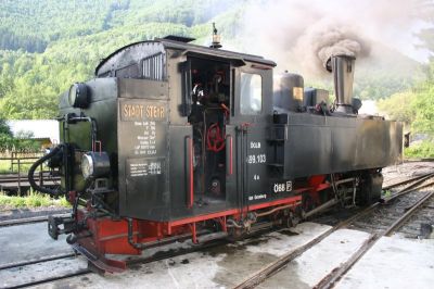 8:28 Uhr, Samstag Vormittag.

Schon vor mehr als 2 Stunden haben die Arbeiten an der 699 begonnen, jetzt geht es zum Wasser- und Kohlenachfassen zum Kohlenwagen.
Schlüsselwörter: 699 , 103