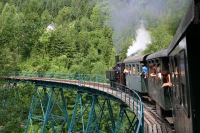 Schwer zu arbeiten hat 699.103 heute nicht, der Zug besteht nur aus vier Wagen, der Dienstwagen eignet sich ideal für eine schöne Aufnahme.
Schlüsselwörter: 699 , 103 , Hühnernestviadukt