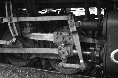 Detailaufnahme des Triebwerk der 699.103, während dem Wasserfassen im Bahnhof Pfaffenschlag.
Schlüsselwörter: 699 , 103 , Triebwerk , Detail