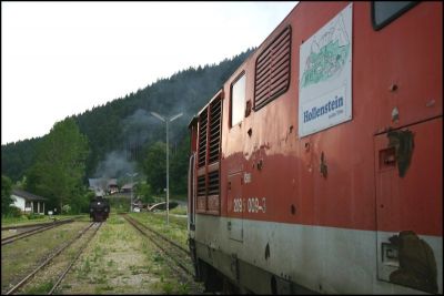 Wir sind mit dem zweiten Zug des heutigen Tages in Lunz am See angekommen, der Ybbstaler der ÖBB, bespannt mit der 2095.009 "Hollenstein", ist bereits fertig zur Abfahrt Richtung Waidhofen.
Schlüsselwörter: 699 , 103 , 2095 , 009