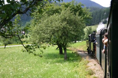 Die letzten hundert Meter und unser Zug, bespannt mit Uv.1 und 699.103, rollt in den Bahnhof Pfaffenschlag ein.
Schlüsselwörter: 699 , 103 , Uv , 1