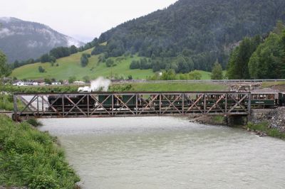 Die Bregenzerachbrücke, sie befindet sich zwischen der Haltestelle Reuthe und dem Bahnhof Bezau. 

An manchen Stellen kann man auf der Brücke noch das Treibholz und Geröll sehen, das beim letzten Hochwasser mitgerissen wurde und sich am Fachwerk aufstaute. Nun sind umfangreiche Bauarbeiten zum Hochwasserschutz im Gange, wie links im Bild zu erkennen (Neubau eines Kanals)
Schlüsselwörter: Uh , 102 , Bregenzerachbrücke