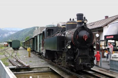 Der zweite Zug des Tages ist in Bezau angekommen. Leider ist es aufgrund des aktuellen Fahrplanes nicht möglich diesen Zug bereits ab Schwarzenberg zu benützen, Bus und Bahn verfehlen sich um 3! Minuten.
Schlüsselwörter: Uh , 102