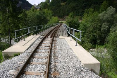 Nun präsentiert sich die Sporeneggbrücke in tadellosem Zustand, und es ist zu hoffen, dass die getroffenen Schutzmaßnahmen einen erneuten Schaden an der Brücke im Falle eines Hochwassers verhindern können.
Schlüsselwörter: Sporeneggbrücke