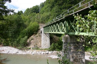 Nun präsentiert sich die Sporeneggbrücke in tadellosem Zustand, und es ist zu hoffen, dass die getroffenen Schutzmaßnahmen einen erneuten Schaden an der Brücke im Falle eines Hochwassers verhindern können.
Schlüsselwörter: Sporeneggbrücke