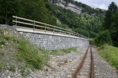 Im Zuge des Baus der neuen Bundesstraße sowie des Kreisverkehrs wurde auch die oberhalb der Bahnstrecke befindliche Bundesstraße verbreitert.
Schlüsselwörter: Stützmauer , Schwarzenberg