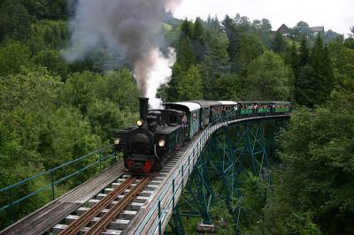 699.103 mit dem ÖGEG-Sonderzug auf der Hühnernestbrücke!
Schlüsselwörter: 699 , 103