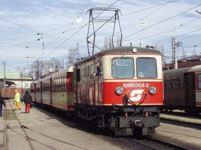 Am 04.02.2004 hält 1099.004-2 kurz im Alpenbahnhof St.Pölten auf ihrem Weg nach Mariazell
