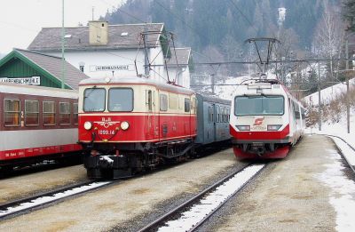 1099.14 und 4090.002 kreuzen sich im Feburar 2004 im Bahnhof Laubenbachmühle
