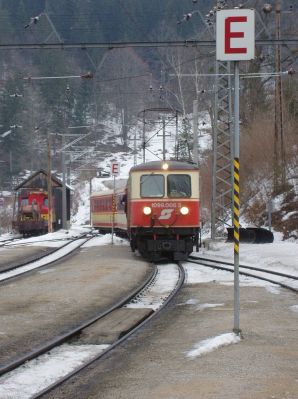 Einfahrt von 1099.008-3 in Laubenbachmühle
