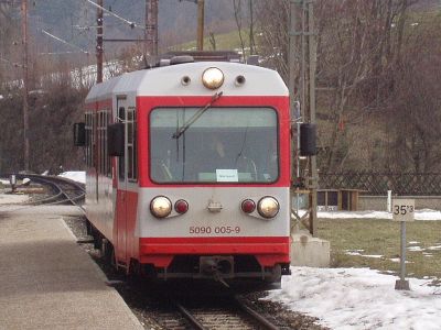 5090.005-9 wartet in Loich eine Kreuzung ab
