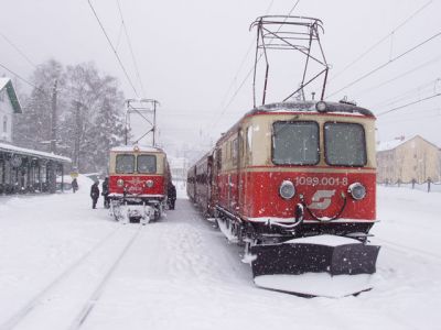 Mariazell im Schneegestöber
1099.001-8 und 1099.14 warten in Mariazell auf ihre kommenden Leistungen.

Schlüsselwörter: Mariazellerbahn , 1099 , Mariazell , Schnee