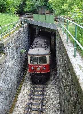 1099.016 schiebt den Zug mit dem sie in St.Pölten angekommen ist zurück in den Alpenbahnhof.

Da am Hauptbahnhof keine funktionsfähigen Möglichkeiten zum Umsetzen mehr vorhanden sind beziehungsweise die Züge sowieso in der Abstellgruppe hinterstellt werden, werden alle Züge per Zugbegleiter von und zum Alpenbahnhof geschoben.


Schlüsselwörter: 1099 , öbb , oebb , 16 , eisberg