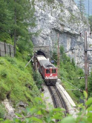 2095.008 Reithmauertunnel
Das Reithmauertunnel, mit seinen fast 60 m Länge, ist eine sehr schöne Kulisse, 2095.008 wird nun gleich in den Kleinen Klausgrabentunnel einfahren.

Schlüsselwörter: 2095 , Nordrampe , MzB , Bergstrecke