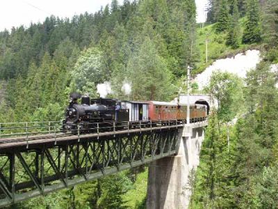 Mh.6 auf der Raingrabenbrücke
Lange bevor der Zug die Raingrabenbrücke erreicht, erspäht man ihn schon im 269 m langen Raingrabentunnel. 
