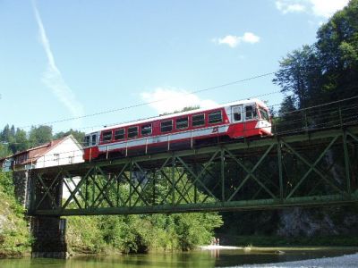 5090.012-5
Unmittelbar nach Verlassen des Bahnhofes von Opponitz überquert 5090.012-5 die Ybbs und taucht gleich danach in den Opponitzer Tunnel (87,20 m) ein.
Schlüsselwörter: Ybbstal , 5090 , Opponitz , Brücke