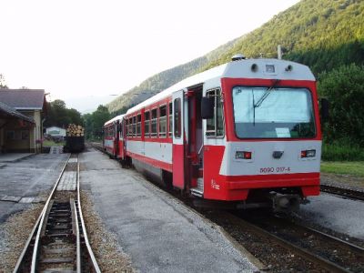 Der erste Tag meiner Fototour sollte hier sein Ende finden.

5090.012 und 5090.017, der vorletzte Zug dieses Tages, brachten mich nach Großhollenstein zurück. Hier ging es per Individualverkehr, sprich Auto, nach Lunz/See, denn Zug fuhr an diesem Tag leider keiner mehr.

Schlüsselwörter: Ybbstal , 5090 , Doppel , Großhollenstein