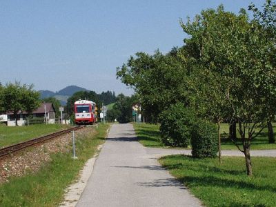 5090.009-1
5090.009-1 hat die Haltestelle Ederlehen bereits wieder Verlassen und wird in Kürze die Haltestelle Gurhof erreichen.
Schlüsselwörter: Ybbstal , 5090 , Ederlehen