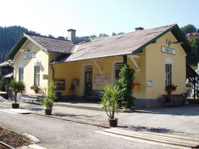 Bahnhofsgebäude Ybbsitz
Vorbildlich restauriert präsentiert sich das Aufnahmsgebäude des Bahnhofes Ybbsitz in der Abendsonne dieses Augustabends.

Leider hat es heute seine ursprüngliche Bedeutung vollständig verloren und dient ausschließlich zu Wohnzwecken.
Schlüsselwörter: Ybbstal , Bahnhof Ybbsitz