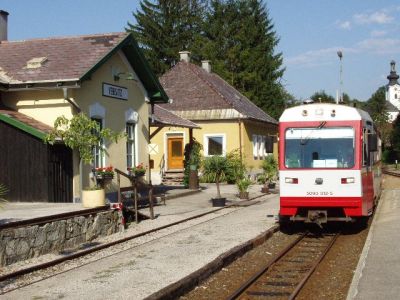 5090.012-5
6 km Fußmarsch bei rund 30 Grad liegen hinter mir. Viele schöne Bilder habe ich auf diesem Weg sammeln können.

5090.012-5 verlässt Ybbsitz in Kürze wieder Richtung Gstadt.
Schlüsselwörter: Ybbstal , 5090 , Ybbsitz