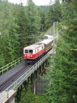 1099.14
1099.14 beim Überqueren der Kienbach-Klaus-Brücke.

Schlüsselwörter: Mariazellerbahn , 1099.14 , Kienbach Klaus Brücke