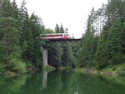 5090 auf der Eselsgrabenbrücke
Ein Solo-5090 überquert gerade die Eselsgrabenbrücke, sie liegt einige Kilometer vor Mitterbach.

Die im Wasser entstandene Wellen sind leider nicht durch "Umwelteinflüsse" entstanden, sondern durch einen Fehltritt meinerseits. Handy, Kamera und restliche Ausrüstung haben es jedoch heil überstanden, es fröstelte mir nur die restliche Fahrt von Mariazell bis nach St. Pölten.

Schlüsselwörter: Mariazellerbahn , Mitterbach , 5090 , Mariazell