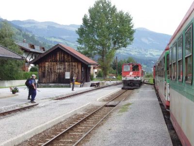 2095.003
2095.003 fährt gerade in Mühlbach im Pinzgau ein.
Schlüsselwörter: Pinzgau , 2095.003 , Mühlbach/Pinzgau