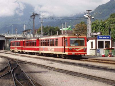 Triebwagengarnitur in Jenbach
Die Garnitur wurde bereitgestellt, in wenigen Minuten wird sie Jenbach nach Mayrhofen verlassen. 
Schlüsselwörter: Zillertal , Triebwagengarnitur , Jenbach