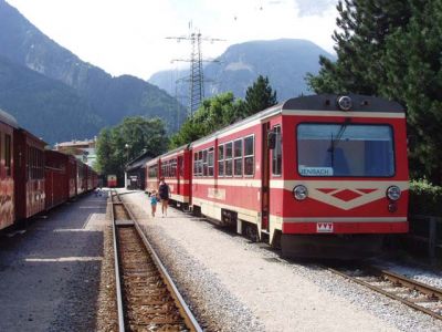 Abfahrbereit in Mayrhofen
Die Triebwagengarnitur ist wieder Abfahrbereit Richtung Mayrhofen. Der Dampfzug wird ihr folgen.
Schlüsselwörter: Zillertal , Dampfzug , Triebwagengarnitur