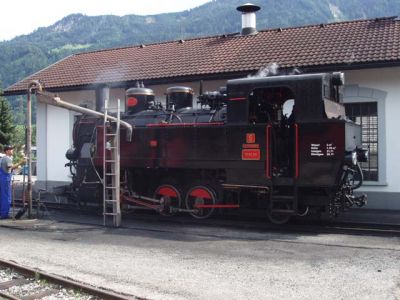 No. 5 "Gerlos"
Lok 5 "Gerlos" der Zillertalbahn beim Wasserfassen in Jenbach.
Schlüsselwörter: Zillertal , No 5 "Gerlos , Jenbach