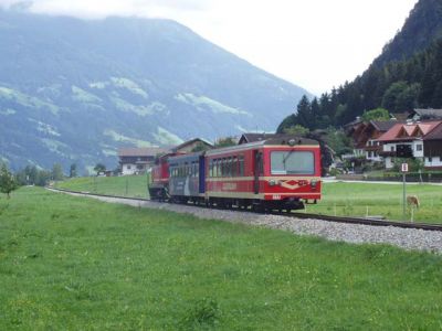 Triebzug verlässt Strass im Zillertal
Eine Triebwagengarnitur verlässt Strass im Zillertal in Richtung Mayrhofen. Der Dampfzug wird ihr in Kürze folgen.
Schlüsselwörter: Zillertal , Triebwagengarnitur , Strass