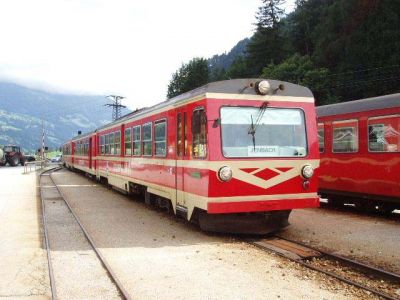 R 136 in Strass im Zillertal
R 136 wartet in Strass im Zillertal die Kreuzung mit R 139 aus Jenbach ab.
Schlüsselwörter: Zillertal , Strass im Zillertal