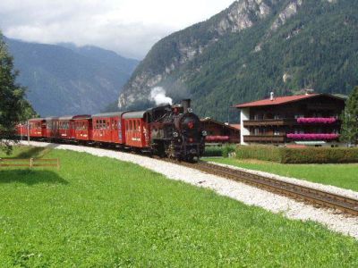 Dampfzug
Dampfzug, bespannt mit No.5 "Gerlos", kurz vor der Einfahrt in den Bahnhof Schlitters.
Schlüsselwörter: Zillertal, No.5 , Gerlos , Schlitters