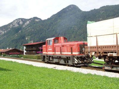 D 9 mit Güterzug
D 9 kämpft sich mit ihrem Güterzug die kleine Steigung nach Schlitters hoch.
Schlüsselwörter: Zillertal , D 9 , Schlitters