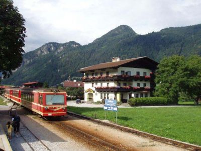 Triebzug verlässt Fügen/Hart
Ein Triebzug beim Verlassen des Bahnhofes Schlitters.
Schlüsselwörter: Zillertal , Schlitters