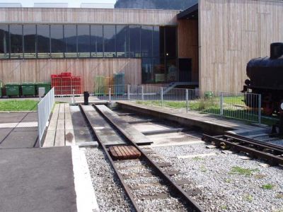 Segmentdrehscheibe in Bezau
Der Verkauf eines Teil des Bahnhofsareals machte den Bau einer Segementdrehscheibe notwendig. Der Einbau einer Weiche war aus Platzgründen nicht mehr möglich.
Schlüsselwörter: Bregenzerwaldbahn , Drehscheibe , Segment , Bezau