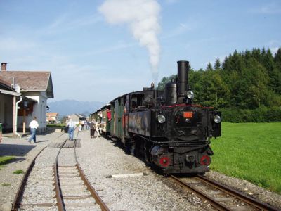 U 25 der BwB
U 25 im Bahnhof Schwarzenberg. 
Die Saison 2004 war die vorerst letzte für den Streckenabschnitt Schwarzenberg - Bersbuch. Aufgrund des Baues der neuen Umfahrungsstraße mussten die Gleisanlagen abgetragen werden.
Schlüsselwörter: Brgenzerwaldbahn , U25 , Schwarzenberg