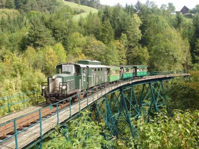 Hühnernestviadukt
2190.01 und 2093.01 am Hühnernestbrücke
Schlüsselwörter: Ybbstalbahn Bergstrecke , Hühnernestbrücke , Trestlework