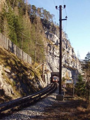 5090
5090 hat gerade das Reithmauertunnel durchfahren.

Schlüsselwörter: Mariazellerbahn , 5090 , Reithmauertunnel