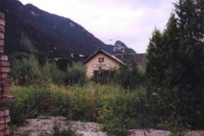 Ende Gußwerk-Mariazell
Das Bahnhofsgebaüde zeigt große Vandalismusschäden (eingeschlagene Scheiben, geplündert). Die Oberleitung ist ist an einigen Stellen extrem mitgenommen und heruntergerissen.
Schlüsselwörter: Mariazellerbahn , Gusswerk , Gußwerk , eingestellt