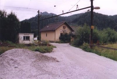 Ende Gußwerk-Mariazell
Mitten durch den Bahnhof verläuft eine Strasse des Sägewerks, vor dem alten Güterschuppen verrostet ein altes Güterwagenuntergestell, der Güterschuppen selbst ist total zerfallen und weist einige Schäden auf. Auf der Laderampe liege etliche alte Achsen, Schienen-, nägel/-schrauben.
Schlüsselwörter: Mariazellerbahn , Gusswerk , Gußwerk , eingestellt