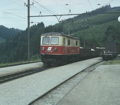 Einfahrt eines Güterzuges, bespannt mit 1099.01, in den Bhf. Gösing
Schlüsselwörter: 1099 , 001 , goesing , gösing