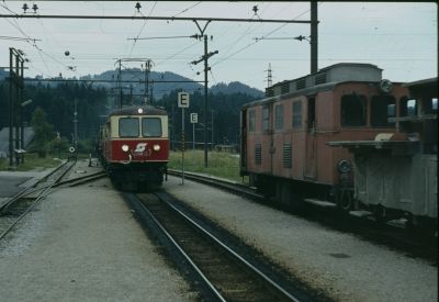 Zugkreuzung einer 1099 Doppeltraktion mit der 2093.01, die mit einem Bauzug im Bhf. von Annaberg verschiebt.
Schlüsselwörter: 1099 , 012 , 12 , 2093 , 01 , annaberg