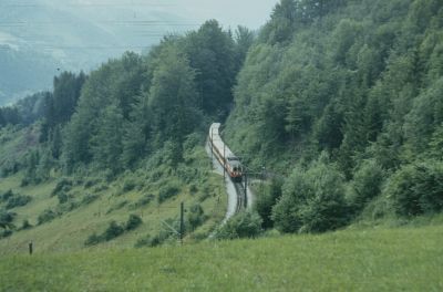 Auf der mittleren Ebene der Bergstrecke unterhalb vom Bhf. Winterbach, ein reiner Zug auf Jaffa-Wagen, bespannt mit der 1099.09
Schlüsselwörter: 1099 , 09 , winterbach