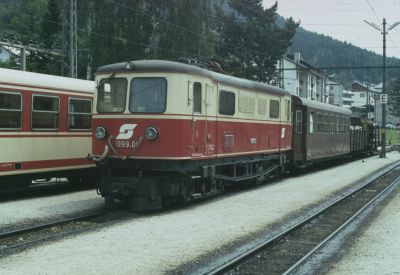 1099.01 mit einem Gmp ankommend aus Gußwerk im Bahnhof von Mariazell
Schlüsselwörter: 1099 , 001 , 01 , mariazell , gmp