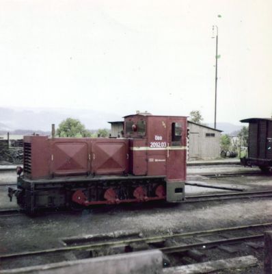 2092.03 der ÖBB
Das Foto zeigt die 2092.03 der ÖBB noch weitgehend im Ursprungszustand (ursprüngliches Führerhaus, nur ein Scheinwerfer, ...)
Das das Originalfoto vergilbt war, wurde versucht, Farbton und Helligkeit zu korrigieren.
Im Vergleich mit Fotos aus der Fachliteratur ist der Ort als Völkermarkt-Kühnsdorf identifiziert!

Foto: Dr. Hellmut Reichelt / Archiv Zeilinger
Schlüsselwörter: Vellachtalbahn , Völkermarkt , 2092