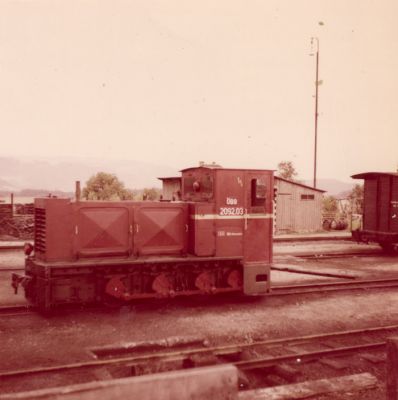 2092.03 der ÖBB
Das Foto zeigt die 2092.03 der ÖBB noch weitgehend im Ursprungszustand (ursprüngliches Führerhaus, nur ein Scheinerfer, ...) Im Vergleich mit Fotos aus der Fachliteratur ist der Ort als Völkermarkt-Kühnsdorf identifiziert!

Foto: Dr. Hellmut Reichelt / Archiv Zeilinger
Schlüsselwörter: 2092 , rot , Vellachtalbahn , Völkermarkt